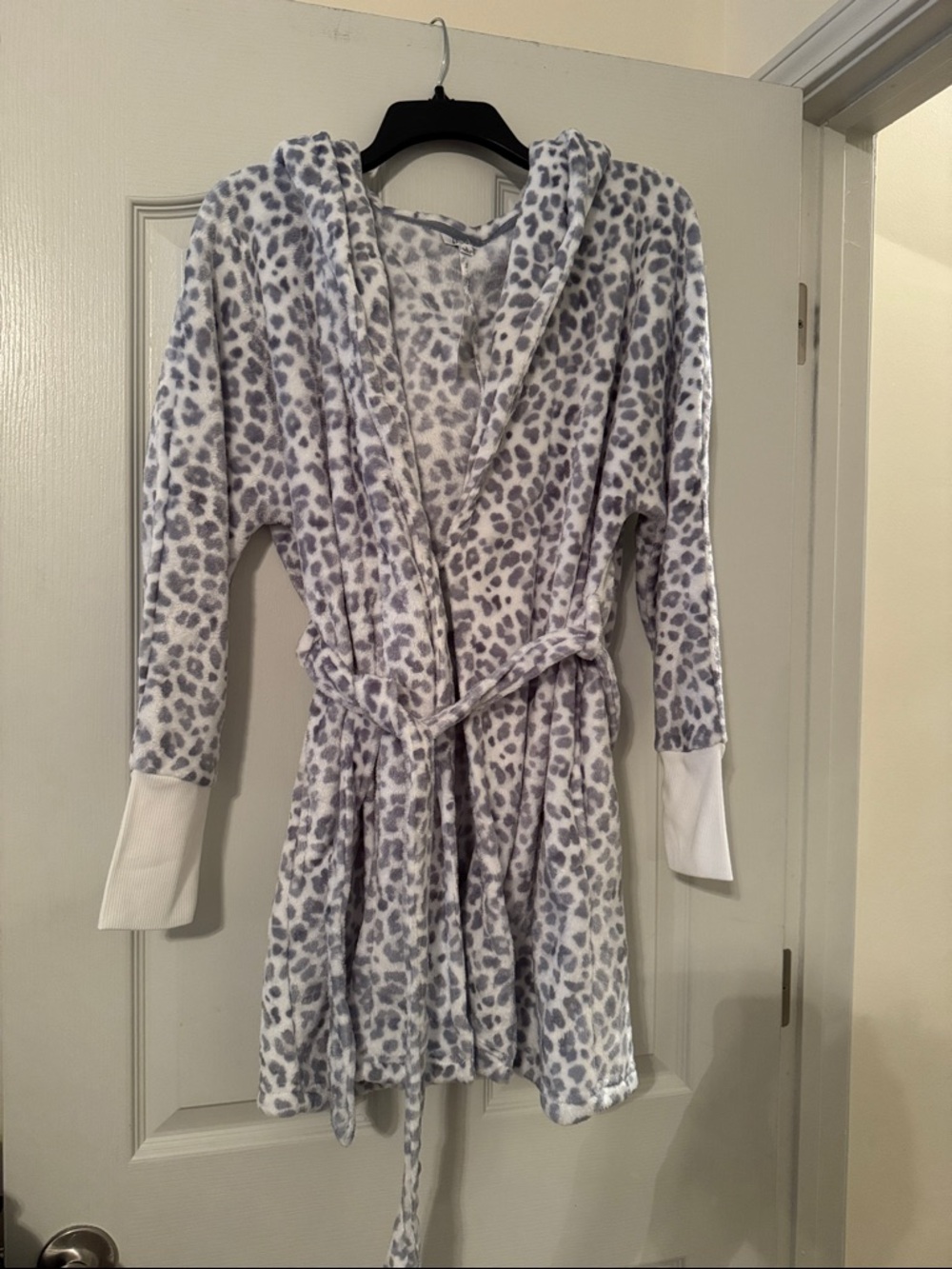 Cozy Leopard Print Hooded Robe - Grey/White